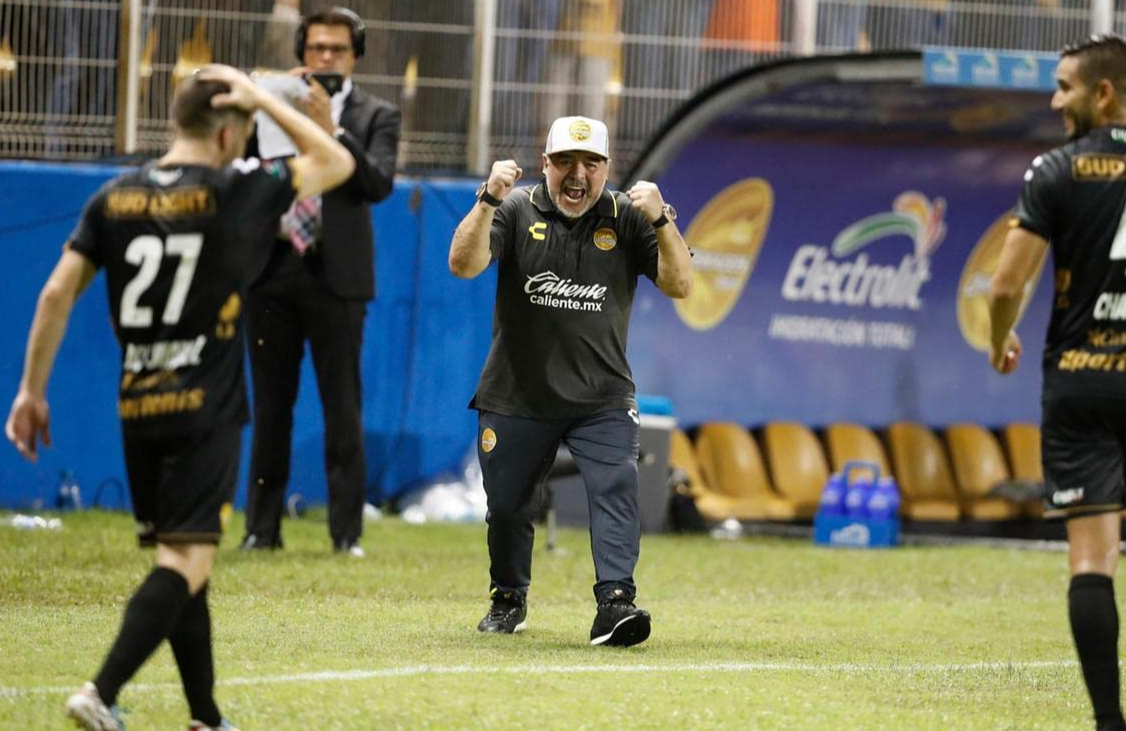 Les hommages se multiplient dans les médias — Disparition de Maradona
