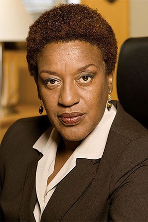 CCH Pounder : Photo officielle