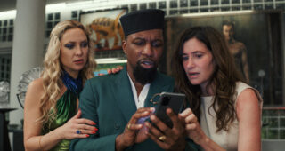 Glass Onion : une histoire à couteaux tirés : photo, Kathryn Hahn, Leslie Odom Jr., Kate Hudson