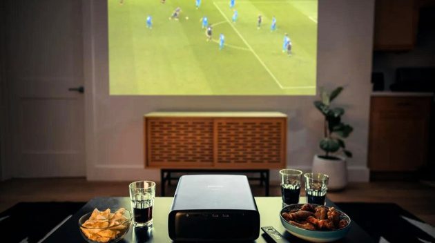 vidéoprojecteur Philips NeoPix 730 qui diffuse un match de football